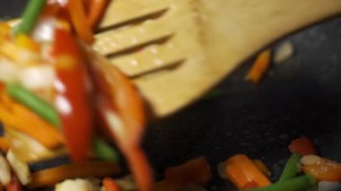 Evde tavada sebze pişirme süreci. Kızarmış sebze.