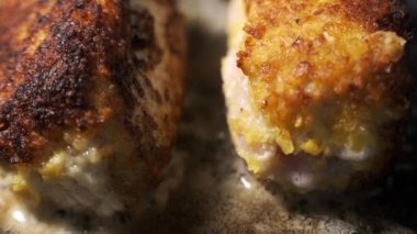Ev mutfağında tavada fileto kızartması. Kıyma ve baharat, çiğ ekmek burgeri. Yemek pişirme, çok yağlı, lezzetli kızartma.