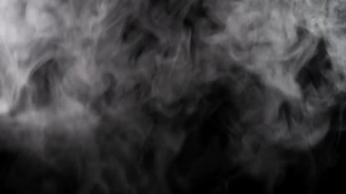 Beyaz Buhar yükseliyor. Beyaz Buhar perde arkasındaki büyük bir çömlekten yükseliyor. Siyah arka plan. 120fps hızla çekilmiştir.