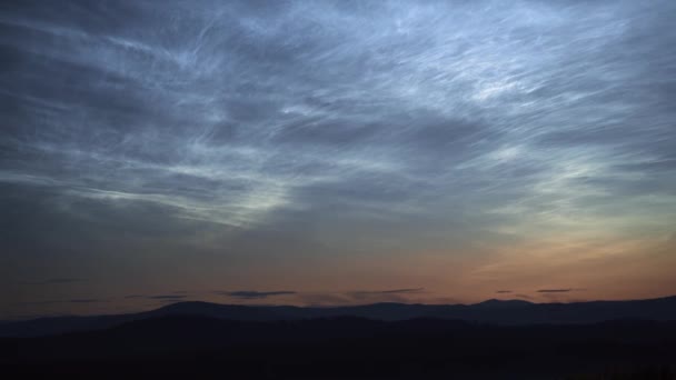 夏日的夜空中，夜晚的白云闪烁着光芒 — 图库视频影像