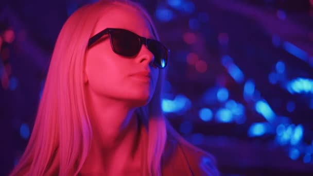 Gorgeous woman listening music and singing with neon light background. — Stock Footage Gorgeous woman listening music and singing with neon light background. — Stock Video