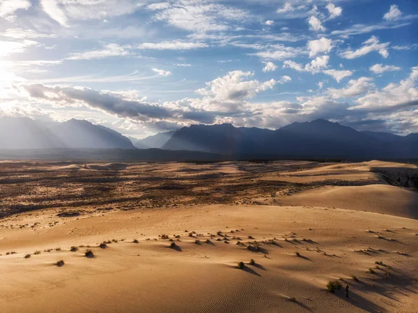 Desierto infinito y cielo azul. Calor y sequía. — Foto de Stock