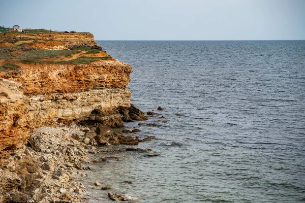 Calm sea waves beat quietly against the rocky coast. Calming seascape. Camping and travel. — Stock Photo, Image