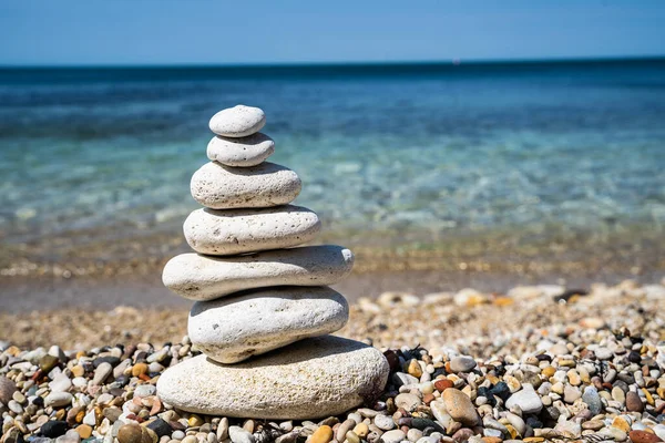Галечный пляж с каменной пирамидой крупным планом. Концепция спокойствия и баланса. — стоковое фото