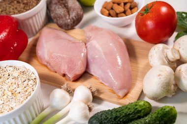 Protein Menüsü: Et, Taze Sebze, Meyve ve Fındık. Beyaz taş arka planda sağlıklı yiyecekler