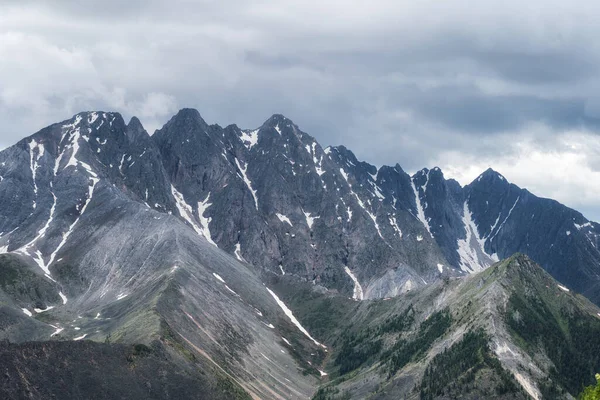 Панорама горного хребта Тункинский Гольцы, Сибирь — стоковое фото