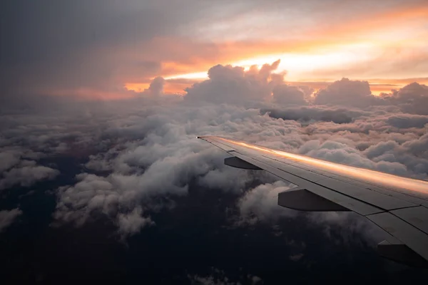 Volando sopra le nuvole. vista dall'aeroplano, soft focus — Foto Stock