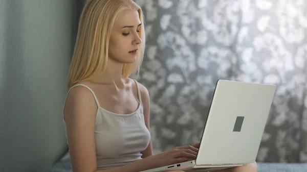 Young girl woman on the bed, distance learning for students. Coronavirus. Quarantine. Freelancer, distant work, work at home, online education — Stock Photo, Image