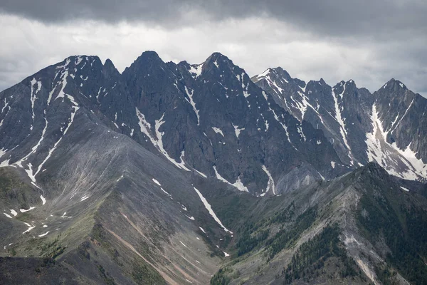 Egy magas hegylánc madártávlatból. Hó van a tetején. Vad fenntartott természet. — Stock Fotó