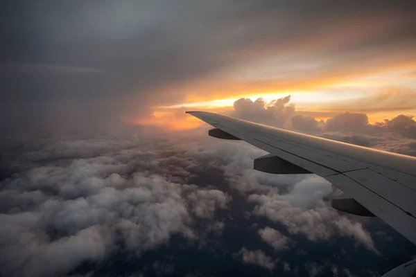 Guardando fuori attraverso la finestra dell'aereo — Foto Stock