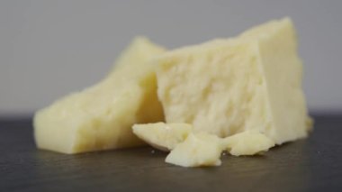 Tahta bir kesme tahtasının üzerinde parmesan peyniri kompozisyonu. İtalya, peynir ve gelenek kavramı