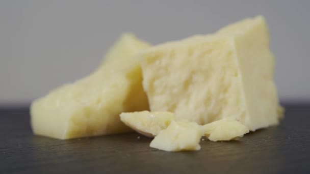 Parmezaanse kaas compositie, op een houten snijplank. Concept van: Italië, kaas en traditie — Stockvideo