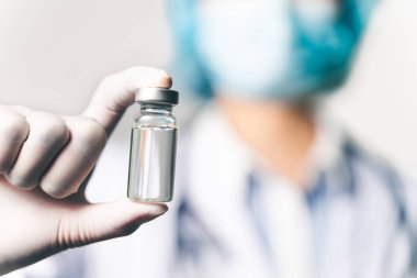 Doktor ya da bilim adamı laboratuarda cam şişede Coronavirus aşısı tutuyor. Covid-19 Corona Virüsü Tedavi Konsepti.