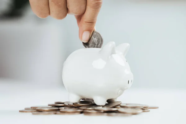 Primer Plano Mano Mujer Poniendo Moneda Dinero Alcancía Para Ahorrar —  Fotos de Stock