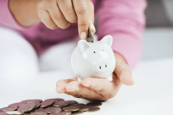 Primer Plano Mano Mujer Poniendo Moneda Dinero Alcancía Para Ahorrar — Foto de Stock