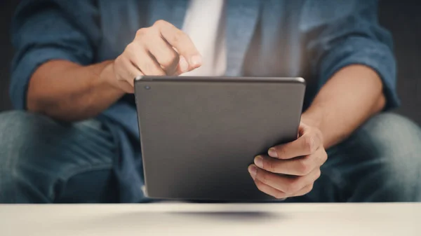 Primer Plano Del Joven Usando Tableta Sofá Búsqueda Navegación Compras —  Fotos de Stock