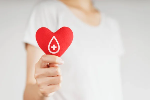 Kan Donörü Işareti Olan Kırmızı Kalbi Tutan Kadın Elleri Sağlık — Stok fotoğraf