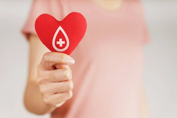 Женские Руки Красным Сердцем Знаком Донора Крови Концепция Здравоохранения Медицины — стоковое фото