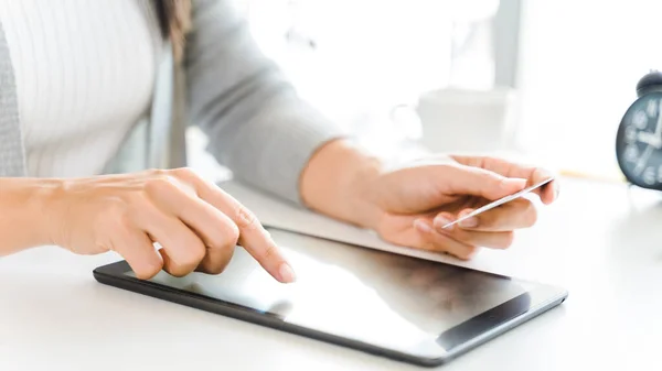 Kredi Kartıyla Dijital Tablet Kullanan Bir Kadın Çevrimiçi Alışveriş Finans — Stok fotoğraf
