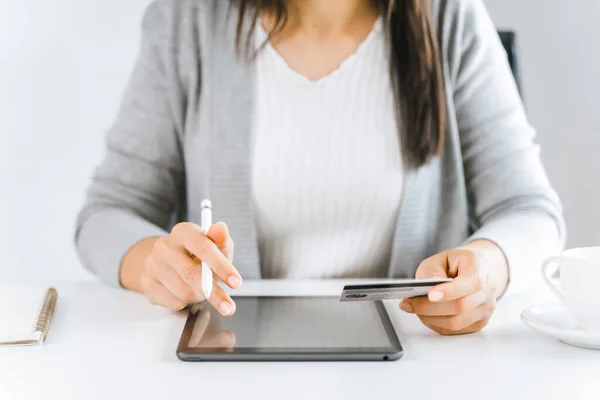 Mujer Usando Tableta Digital Con Una Tarjeta Crédito Compras Línea —  Fotos de Stock