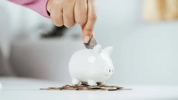 Primer Plano Mano Mujer Poniendo Moneda Dinero Alcancía Para Ahorrar — Foto de Stock