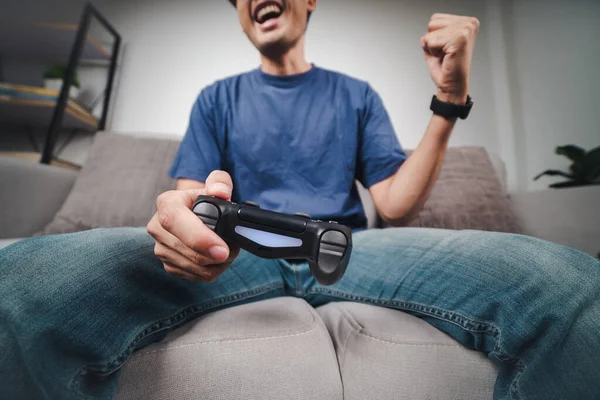 Aufgeregt Junger Schöner Mann Spielt Videospiel Und Hebt Die Fäuste — Stockfoto
