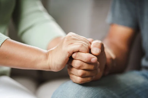 Amici Familiari Che Siedono Tengono Mano Durante Tifo Fino All — Foto Stock