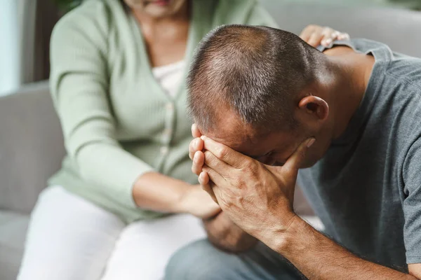 Жінка Друг Або Сім Сидять Тримаються Руки Під Час Підбадьорювання — стокове фото