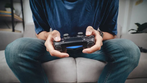 Aufgeregte Junge Hübsche Mann Mit Steuerknüppel Controller Videospiel Sitzend Auf — Stockfoto