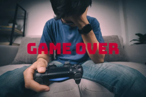 Pemuda Stres Kalah Dalam Bermain Video Game Dengan Teks Game — Stok Foto