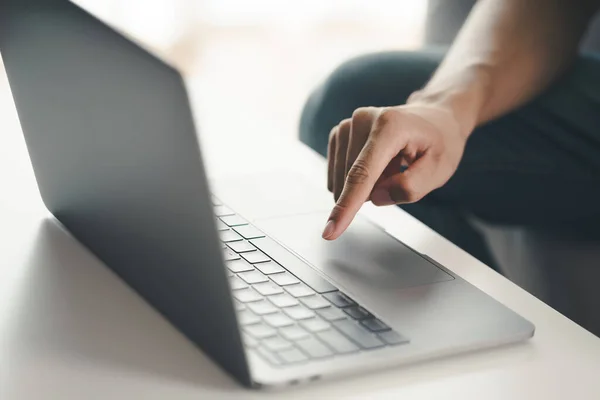 Man Using Laptop Computer Searching Information Web Browser Αναζήτηση Δεδομένων — Φωτογραφία Αρχείου