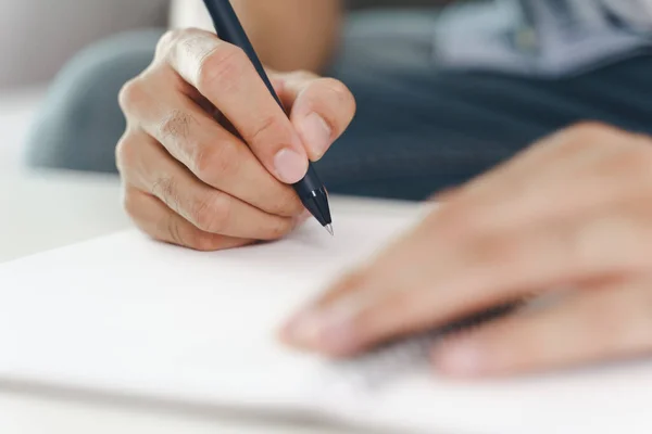 Close Jovem Mãos Pano Casuais Escrevendo Bloco Notas Notebook Usando — Fotografia de Stock