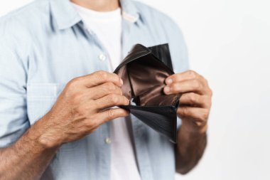 Boş cüzdanını beyaz arka planda tutan olgun bir adam. Finansal kriz, iflas, para yok, kötü ekonomi kavramı