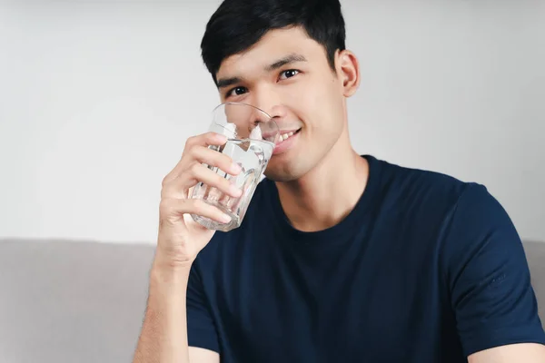 Pria Asia Tampan Minum Segelas Air Sofa Ruang Tamu — Stok Foto