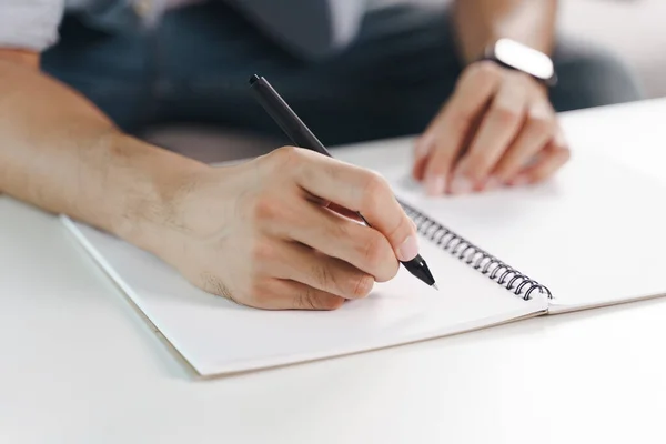 Close Jovem Mãos Pano Casuais Escrevendo Bloco Notas Notebook Usando — Fotografia de Stock