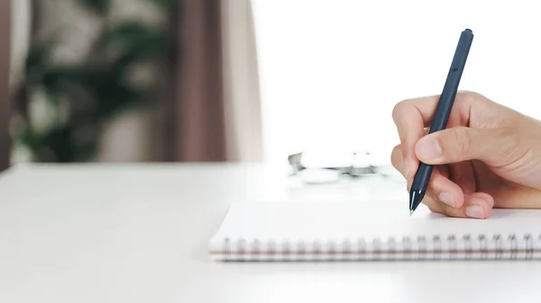 Close Van Jonge Man Casual Doek Handen Opschrijven Het Notitieblok — Stockfoto