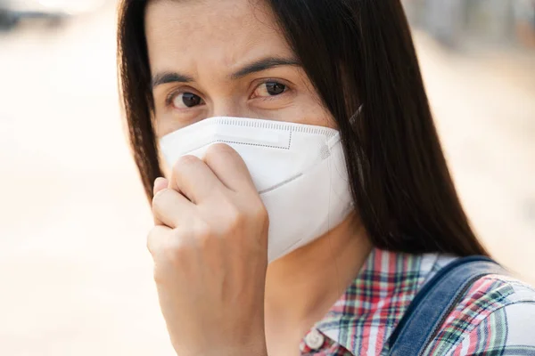 Aziatische Vrouw Draagt N95 Masker Vervuiling Pm2 Virus Beschermen Covid — Stockfoto