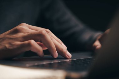 Tahta masanın üzerinde dizüstü bilgisayar kullanan bir adamın resmi, arama, tarama, sosyal medya, mesaj, e-posta, internet dijital pazarlama, çevrimiçi alışveriş
