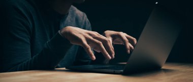 Bilgisayar korsanının kapatılması, internet sunucusunu, siber saldırıyı, sistem kırmayı, internet suçu kavramını hacklemek için dizüstü bilgisayarı ya da kötü amaçlı yazılımı kodlamak için kullanıyor..