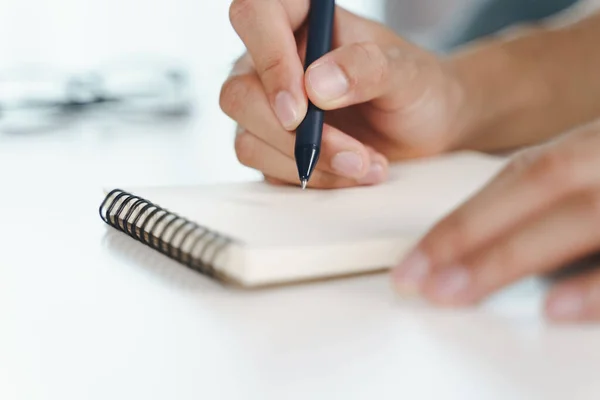 Close Jovem Mãos Pano Casuais Escrevendo Bloco Notas Notebook Usando — Fotografia de Stock