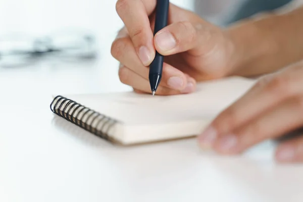 Close Van Jonge Man Casual Doek Handen Opschrijven Het Notitieblok — Stockfoto