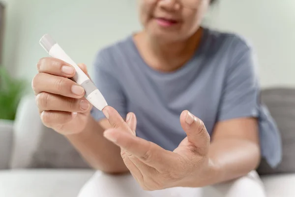 Olgun Asyalı Kadın Kan Şekeri Seviyesini Glikoz Ölçer Sağlık Sağlık — Stok fotoğraf