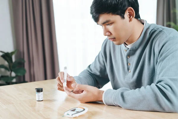 Ázsiai Férfi Használ Lándzsát Ujját Hogy Ellenőrizze Vércukorszintet Glükózmérő Egészségügyi — Stock Fotó