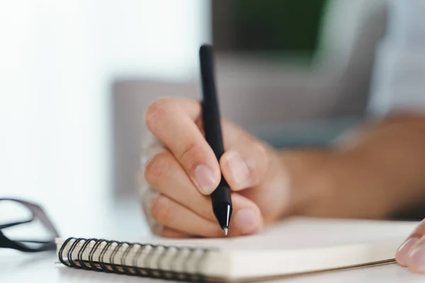 Close Van Jonge Man Casual Doek Handen Opschrijven Het Notitieblok — Stockfoto