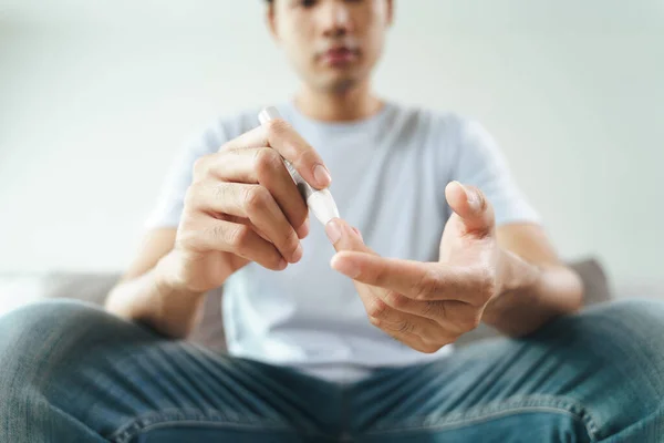 Uomo Asiatico Che Utilizza Lancetta Sul Dito Controllare Livello Zucchero — Foto Stock