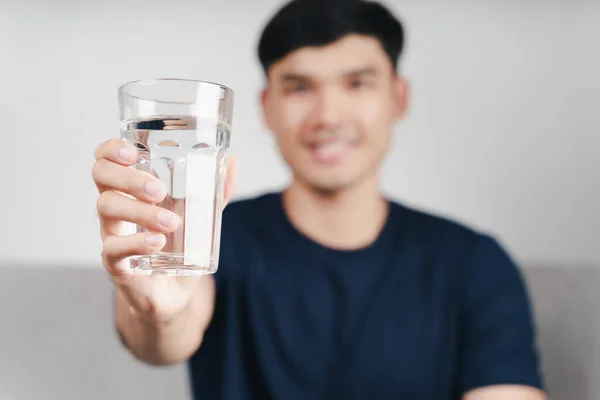 Bello Asiatico Uomo Bere Bicchiere Acqua Divano Soggiorno — Foto Stock