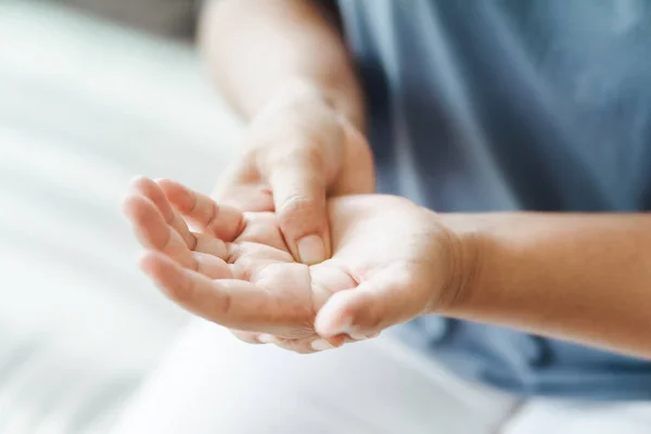 Primo Piano Della Donna Seduta Sul Divano Tiene Polso Lesioni — Foto Stock