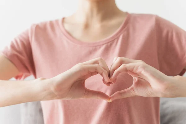 Kalp Şeklinde Ele Tutuşan Kadın Aşk Kalp Sağlığı Sigortası Sosyal — Stok fotoğraf