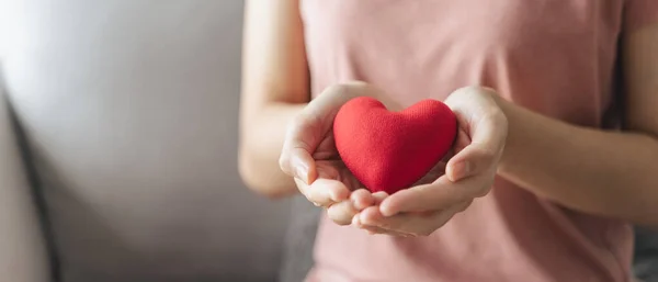 Mujer Con Corazón Rojo Amor Seguro Salud Donación Feliz Voluntario — Foto de Stock