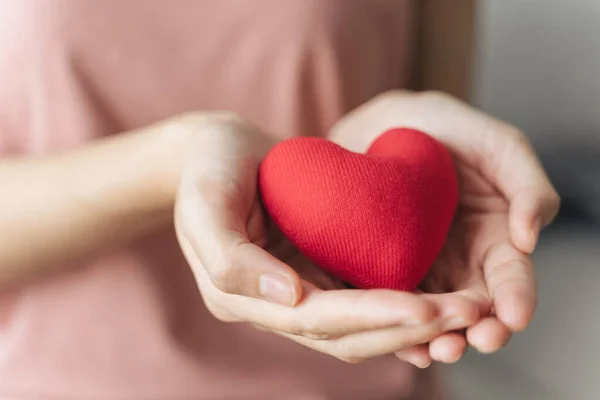 Donna Con Cuore Rosso Amore Assicurazione Sanitaria Donazione Volontariato Beneficenza — Foto Stock